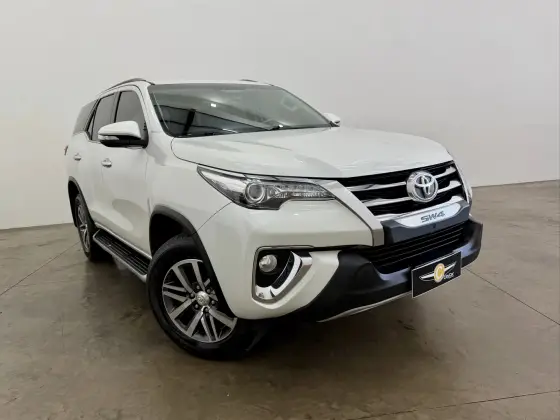 TOYOTA HILUX SW4 2.8 SRX 4X4 7 LUGARES 16V TURBO INTERCOOLER DIESEL 4P AUTOMÁTICO TOYOTA HILUX SW4 2.8 SRX 4X4 7 LUGARES 16V TURBO INTERCOOLER DIESEL 4P AUTOMÁTICO