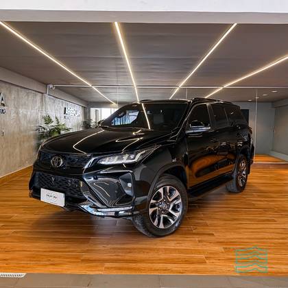 TOYOTA HILUX SW4 2.8 D-4D TURBO DIESEL DIAMOND 7L 4X4 AUTOMÁTICO