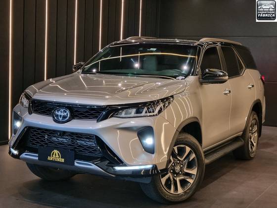 TOYOTA HILUX SW4 2.8 D-4D TURBO DIESEL DIAMOND 7L 4X4 AUTOMÁTICO