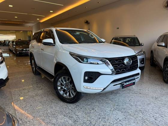 TOYOTA HILUX SW4 2.8 D-4D TURBO DIESEL SRX 7L 4X4 AUTOMÁTICO
