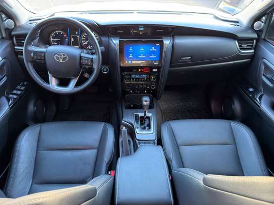 TOYOTA-HILUX SW4-2023