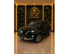 TOYOTA HILUX SW4 2.8 D-4D TURBO DIESEL SRX 7L 4X4 AUTOMÁTICO TOYOTA HILUX SW4 2.8 D-4D TURBO DIESEL SRX 7L 4X4 AUTOMÁTICO