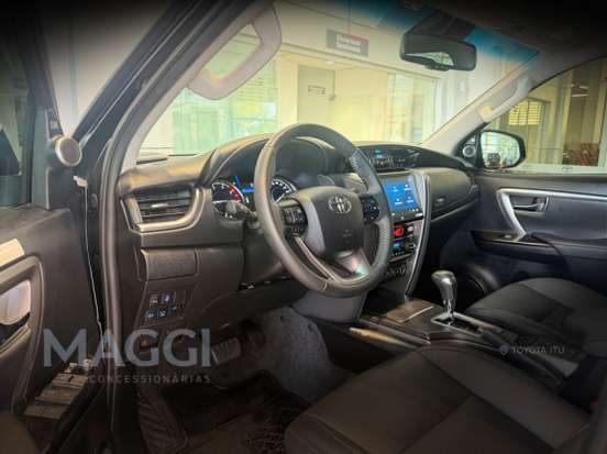 TOYOTA-HILUX SW4-2024