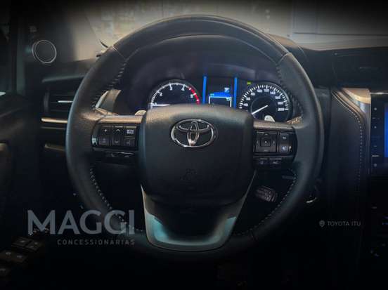 TOYOTA-HILUX SW4-2024