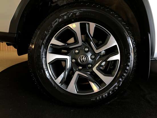 TOYOTA-HILUX SW4-2024