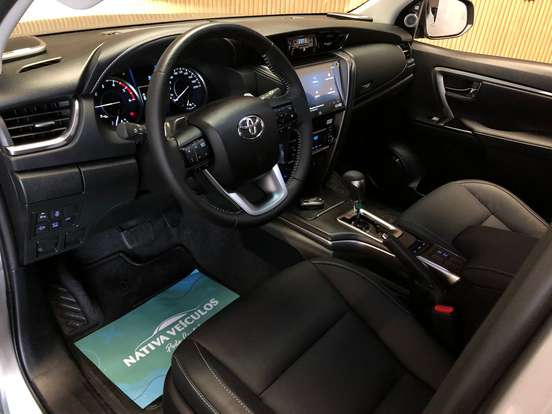 TOYOTA-HILUX SW4-2024