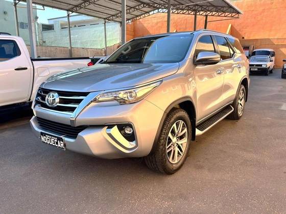 TOYOTA HILUX SW4 2.8 SRX 4X4 7 LUGARES 16V TURBO INTERCOOLER DIESEL 4P AUTOMÁTICO