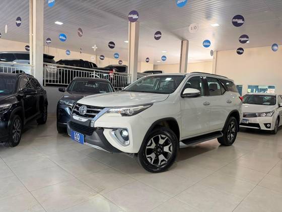 TOYOTA HILUX SW4 2.8 SRX 4X4 7 LUGARES 16V TURBO INTERCOOLER DIESEL 4P AUTOMÁTICO