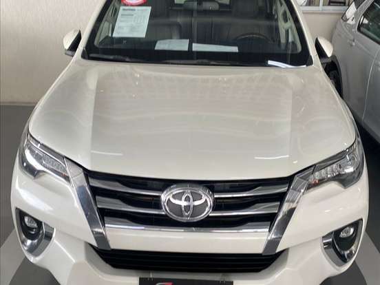 TOYOTA-HILUX SW4-2.8 SRX 4X4 7 LUGARES 16V TURBO INTERCOOLER DIESEL 4P AUTOMÁTICO TOYOTA-HILUX SW4-2019