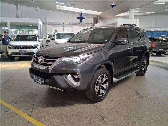 TOYOTA HILUX SW4 2.8 SRX DIAMOND 4X4 7 LUGARES 16V TURBO INTERCOOLER DIESEL 4P AUTOMÁTICO