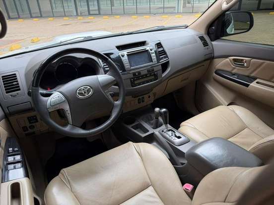 TOYOTA-HILUX SW4-2012
