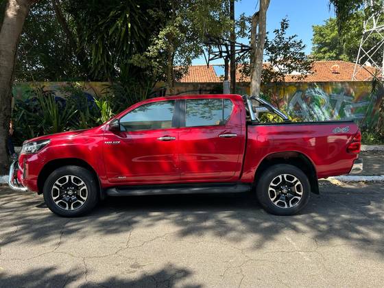 TOYOTA HILUX 2.8 D-4D TURBO DIESEL CD SRV 4X4 AUTOMÁTICO