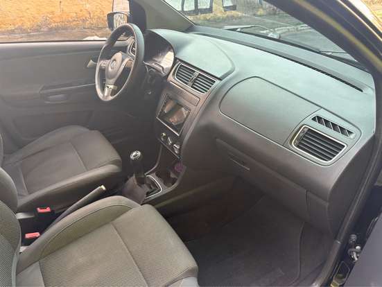 VOLKSWAGEN-FOX-2012