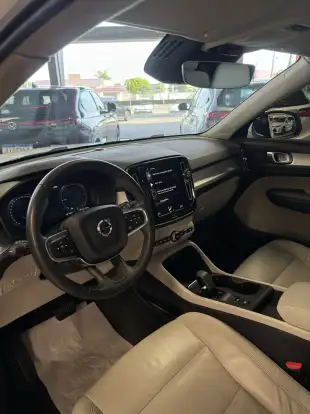 VOLVO-XC40-2022