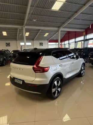 VOLVO-XC40-2022