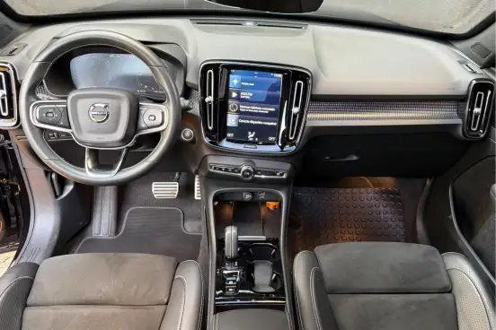 VOLVO-XC40-2020