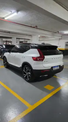 VOLVO-XC40-2019
