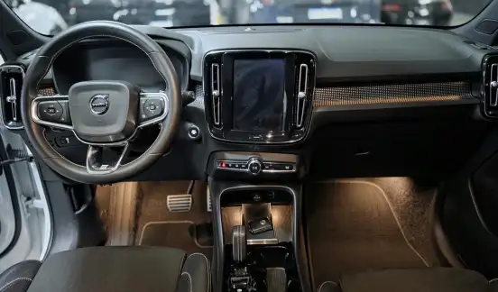 VOLVO-XC40-2019