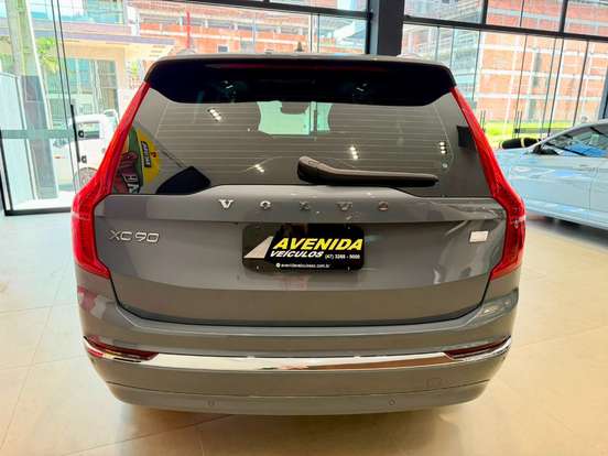 VOLVO-XC90-2022