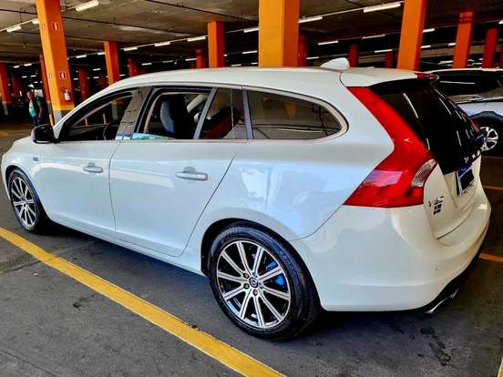 VOLVO-V60-2015