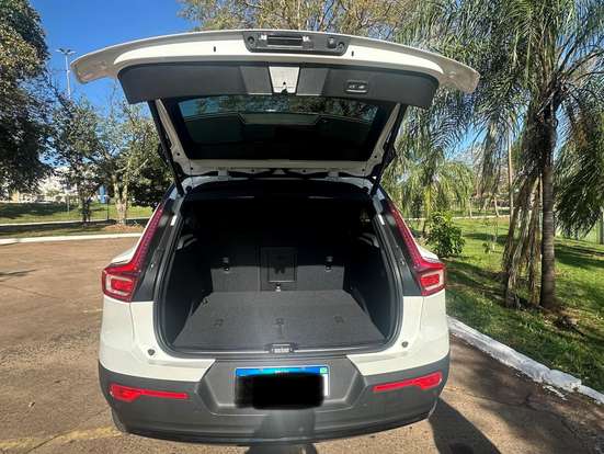 VOLVO-XC40-2024
