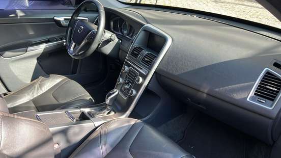 VOLVO-XC60-2015