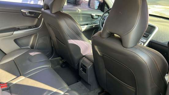 VOLVO-XC60-2015
