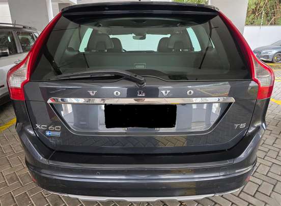 VOLVO-XC60-2015