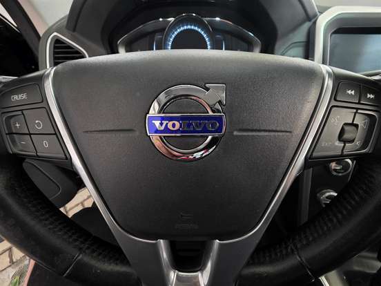 VOLVO-XC60-2015