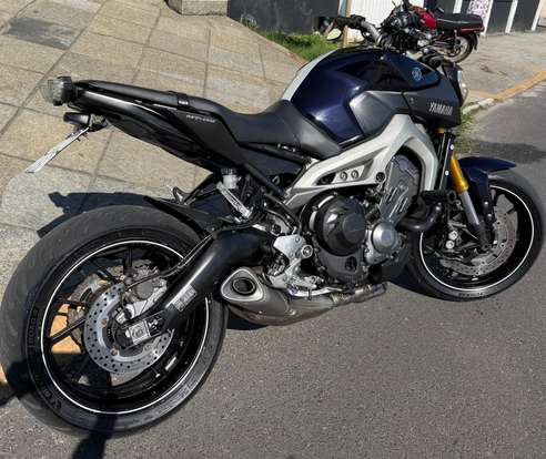YAMAHA-MT-09-2015