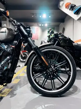 HARLEY-DAVIDSON-SOFTAIL BREAKOUT 114-2017