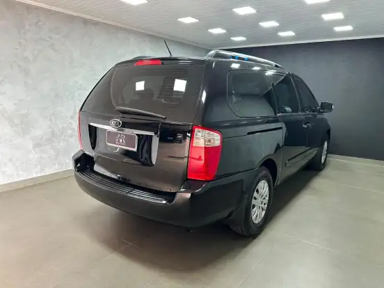 KIA-CARNIVAL-2011