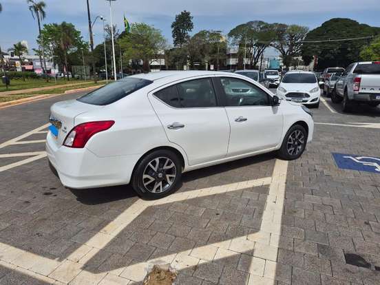 NISSAN-VERSA-2015