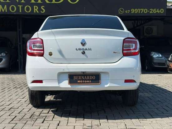RENAULT-LOGAN-2023