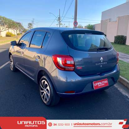 RENAULT-SANDERO-2017