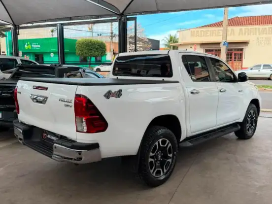 TOYOTA-HILUX-2.8 D-4D TURBO DIESEL CD SRV 4X4 AUTOMÁTICO TOYOTA-HILUX-2023