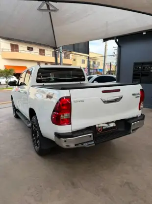 TOYOTA-HILUX-2023