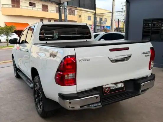 TOYOTA-HILUX-2.8 D-4D TURBO DIESEL CD SRV 4X4 AUTOMÁTICO TOYOTA-HILUX-2023