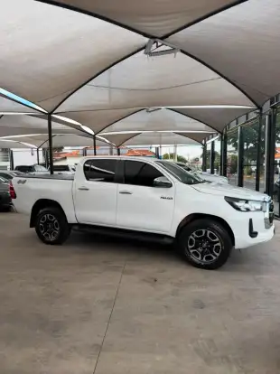 TOYOTA-HILUX-2023