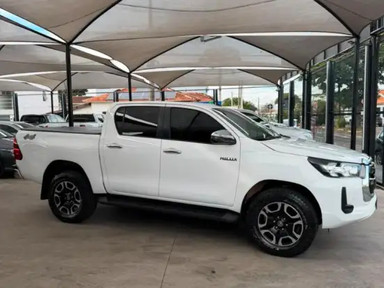 TOYOTA-HILUX-2.8 D-4D TURBO DIESEL CD SRV 4X4 AUTOMÁTICO TOYOTA-HILUX-2023