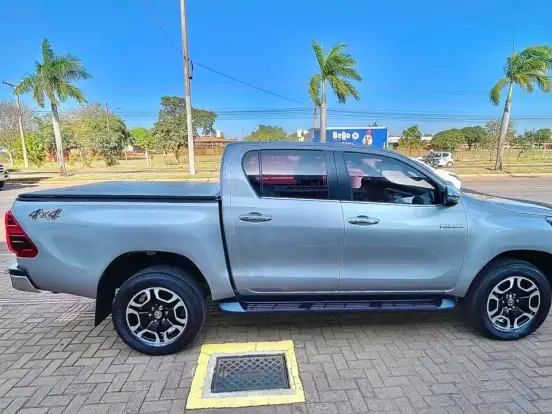 TOYOTA-HILUX-2.8 D-4D TURBO DIESEL CD SRX 4X4 AUTOMÁTICO TOYOTA-HILUX-2022