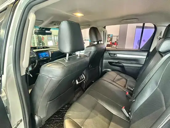 TOYOTA-HILUX-2.8 D-4D TURBO DIESEL CD SRX 4X4 AUTOMÁTICO TOYOTA-HILUX-2023