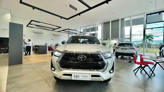 TOYOTA-HILUX-2.8 D-4D TURBO DIESEL CD SRX 4X4 AUTOMÁTICO TOYOTA-HILUX-2023