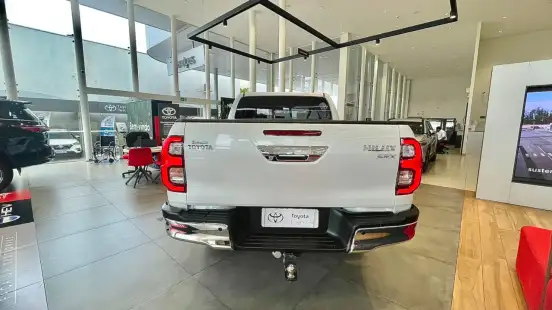 TOYOTA-HILUX-2023