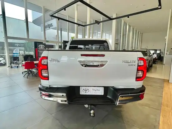 TOYOTA-HILUX-2.8 D-4D TURBO DIESEL CD SRX 4X4 AUTOMÁTICO TOYOTA-HILUX-2023