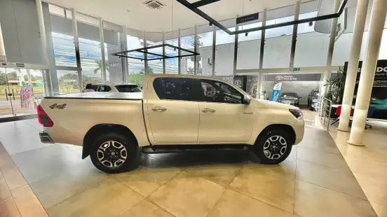 TOYOTA-HILUX-2023