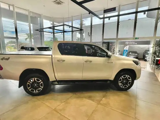 TOYOTA-HILUX-2.8 D-4D TURBO DIESEL CD SRX 4X4 AUTOMÁTICO TOYOTA-HILUX-2023