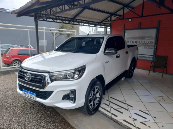 TOYOTA HILUX 2.8 SRX 4X4 CD 16V DIESEL 4P AUTOMÁTICO TOYOTA HILUX 2.8 SRX 4X4 CD 16V DIESEL 4P AUTOMÁTICO