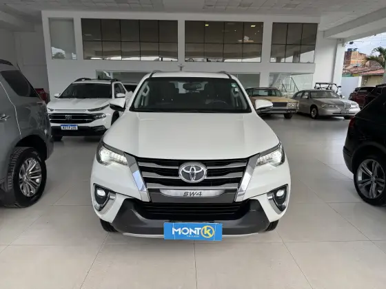 TOYOTA HILUX SW4 2.8 SRX 4X4 7 LUGARES 16V TURBO INTERCOOLER DIESEL 4P AUTOMÁTICO