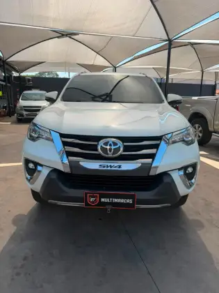 TOYOTA HILUX SW4 2.8 SRX DIAMOND 4X4 7 LUGARES 16V TURBO INTERCOOLER DIESEL 4P AUTOMÁTICO